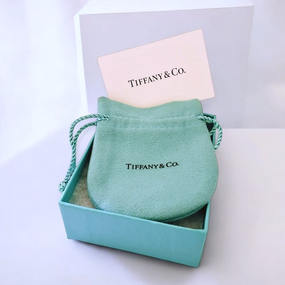 Tiffany & Co. Elsa Peretti® Small Bean® Pendant Necklace - Picture 10 of 12